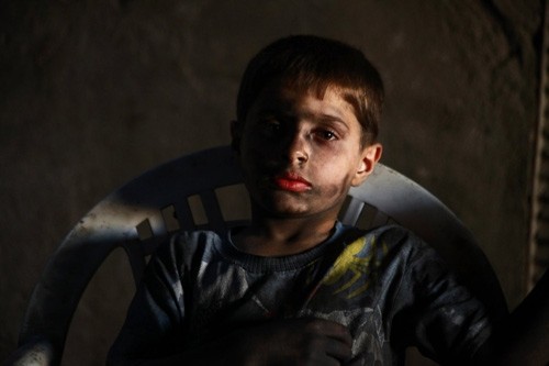 Ánh mắt ám ảnh của cậu bé trong nhà máy vũ khí ở Syria