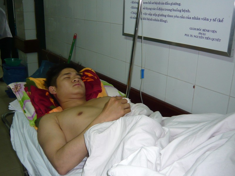 Dù phải chi rất nhiều tiền để được KCB nhưng nhiều bệnh nhân vẫn phải nằm ngoài hành lang để điều trị Ảnh: Phong Cầm