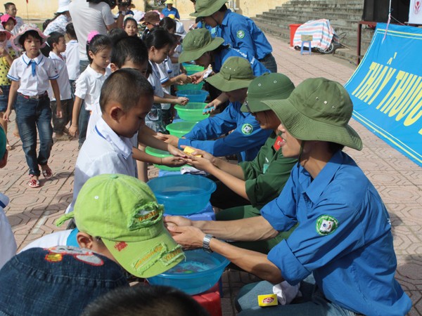Thầy thuốc trẻ hướng dẫn trẻ em rửa tay, phòng chống bệnh tật Ảnh: H.Q