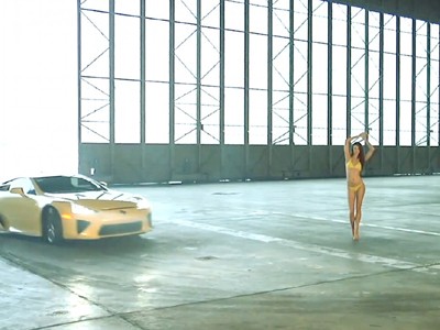 “Quái thú” Lexus LFA trổ tài bên siêu mẫu bikini