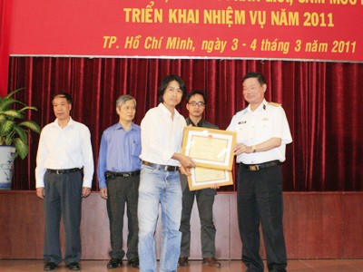 Đại diện Báo Tiền Phong nhận bằng khen của Bộ Tư lệnh Hải quân