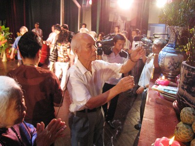 Nghệ sĩ thắp hương tổ nghề sáng 8-9 tại Nhà hát Kim Mã. Ảnh: H.H
