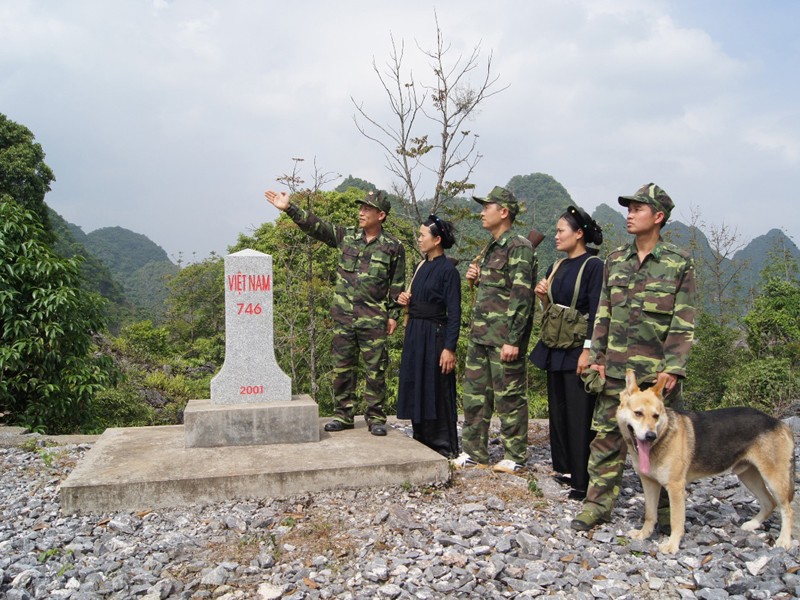BĐBP và nữ dân quân tỉnh Cao Bằng tuần tra, bảo vệ đường biên, mốc giới. Ảnh: Nguyễn Minh