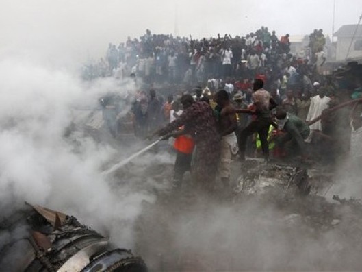 Máy bay đâm nhà tầng, gần 200 người chết