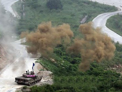 Lục quân Hàn Quốc tập trận bắn đạn thật ở vùng Pocheon thời gian gần đây. Ảnh: Yonhap