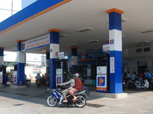 Cửa hàng xăng ở vị trí giao nhau giữa đường Nguyễn Tri Phương- Nguyễn Văn Linh có 16 cột bơm nhưng chỉ có 4 nhân viên đứng bán. Ảnh: N.H