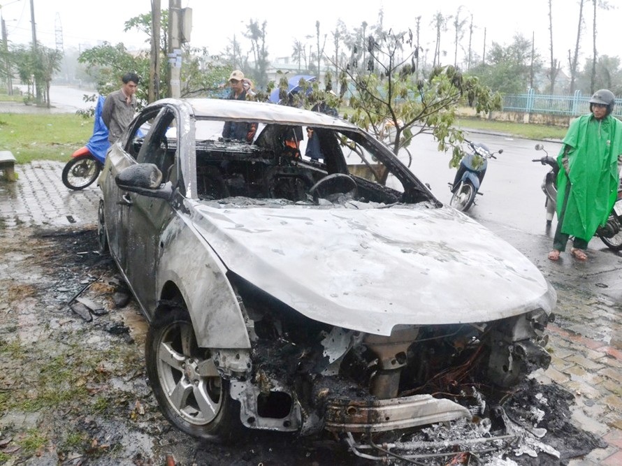 Quảng Nam: Ô tô cháy chưa rõ nguyên nhân