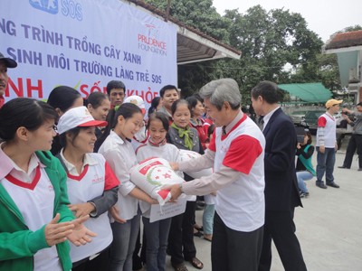 Prudential tặng quà Làng trẻ em SOS Hà Nội