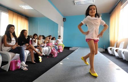 Sốt đào tạo trẻ em làm hoa hậu ở Venezuela