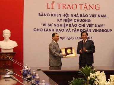 Ủy viên TƯ Đảng-Chủ tịch Hội nhà báo Thuận Hữu trao tặng bằng khen và kỷ niệm chương cho ông Phạm Nhật Vượng-Chủ tịch tập đoàn Vingroup