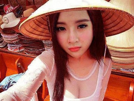 Người đẹp Việt mặc áo dài mỏng tang khoe... phụ kiện
