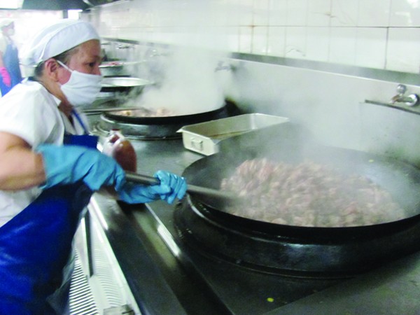 Bếp ăn của Cty Pouyeun ở KCN Bình Tân cung cấp suất ăn với giá 9.000 đồng. Ảnh L.N