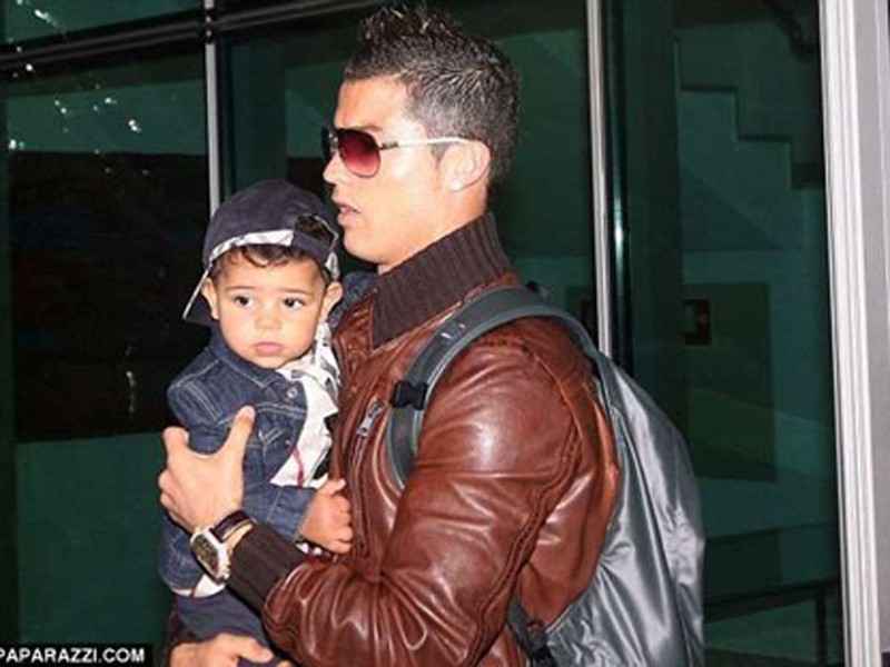 Sự thật ly kỳ về việc Ronaldo bất ngờ có con trai