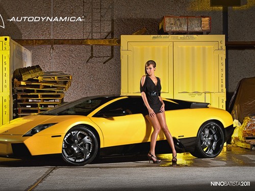 Mỹ nhân đọ dáng với ‘bò vàng’ Lamborghini Murcielago