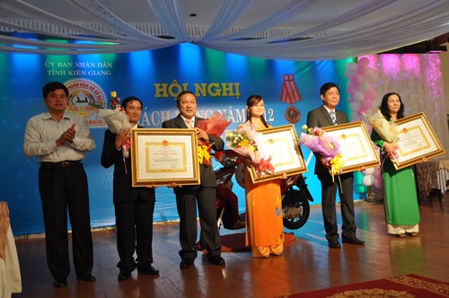 Ông Trần Thanh Nam – Phó chủ tịch UBND tỉnh Kiên Giang (đầu tiên bên trái) trao Huân chương lao động Hạng III cho cán bộ Cty XSKTKG