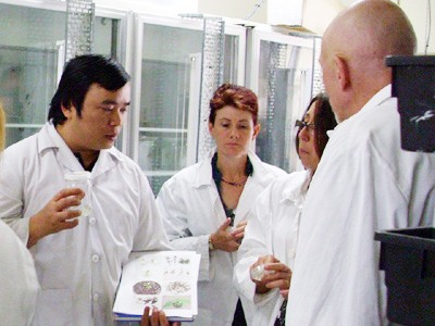 Hùng (ngoài cùng, bên trái) thảo luận về hạt nhân tạo kiểu mới với các nhà nghiên cứu