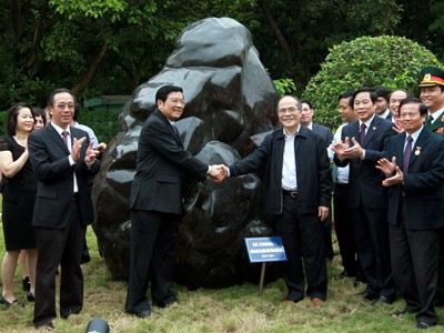 Chủ tịch Quốc hội Nguyễn Sinh Hùng dự Lễ trao tặng đá quý Ảnh: TTXVN
