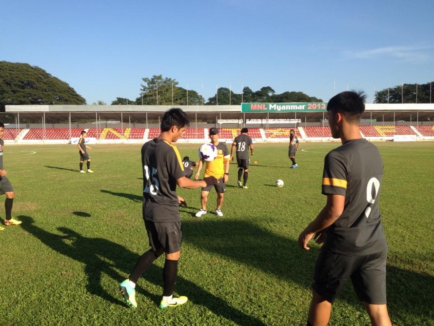 Cận cảnh buổi tập đầu của U23 VN tại Myanmar