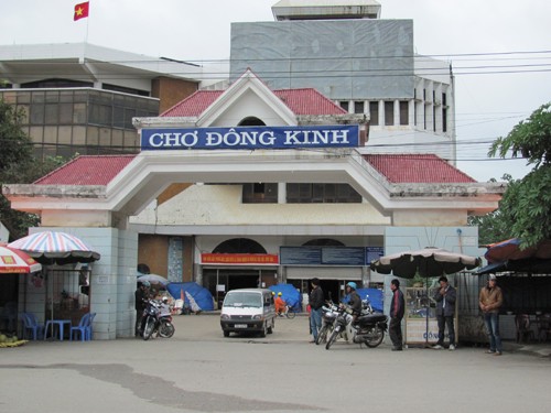 Gần 800 tiểu thương chợ Đông Kinh bãi thị