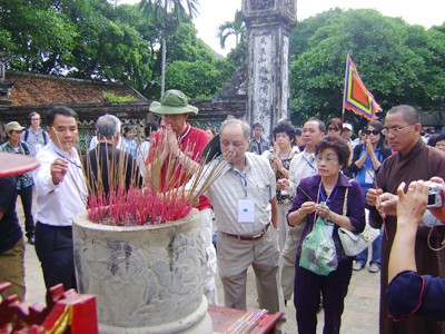 Đoàn kiều bào dâng hương tại cố đô Hoa Lư