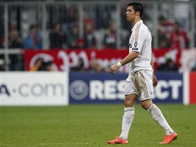 Cristiano Ronaldo thất vọng rời sân sau thất bại trước Bayern Munich ở trận lượt đi Ảnh: AP