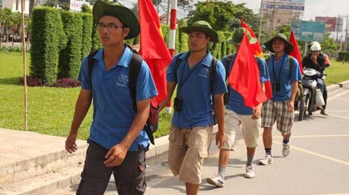 Bốn chàng trai đi bộ xuyên Việt đã đến bến Nhà Rồng