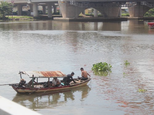 Tàu hỏa húc nam thanh niên bay xuống sông Sài Gòn