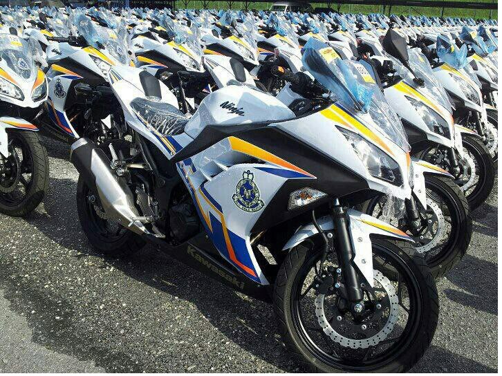 560 chiếc Kawasaki Ninja 250R phiên bản 2013 vừa được bàn giao cho Cảnh sát Hoàng gia Malaysia