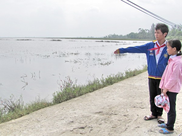 Em Nguyễn Minh Hòa và Nguyễn Thị Minh Thư tại nơi từng xảy ra tai nạn sông nước Ảnh: Ngọc Văn.
