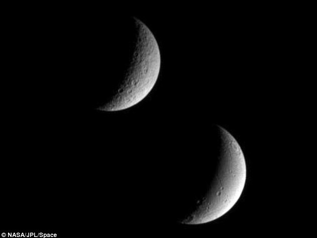 Có hai mặt trăng quanh Trái đất