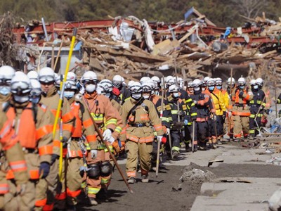 Các lực lượng cứu hộ vẫn tích cực tìm kiếm người mất tích trong trận động đất, sóng thần hôm 11-3 Ảnh: Kyodo