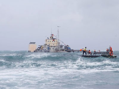 Các chiến sĩ đảo Đá Lớn tuần tra trên biển Ảnh: TTXVN