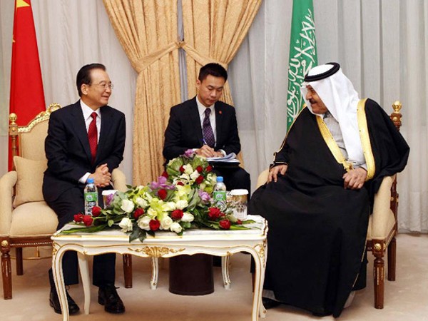 Thủ tướng Ôn Gia Bảo (trái) hội đàm với Thái tử Nayef bin Abdulaziz Al Saud hôm 14-1 tại Ảrập Xêút Ảnh: Xinhua