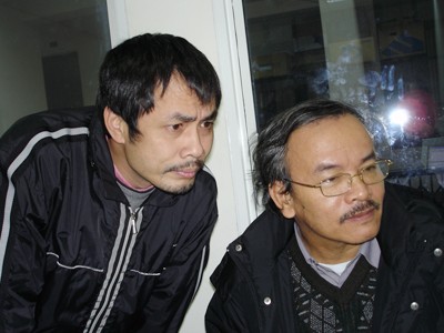 Nhà thơ Nguyễn Hoàng Sơn (phải) và nhà thơ Hữu Việt. Ảnh: Trần Hoàng Thiên Kim