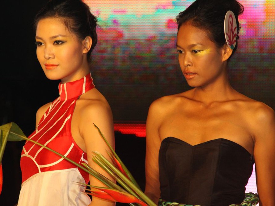 Thùy Dung, Ngọc Hân xinh đẹp tại tuần lễ thời trang xuân hè