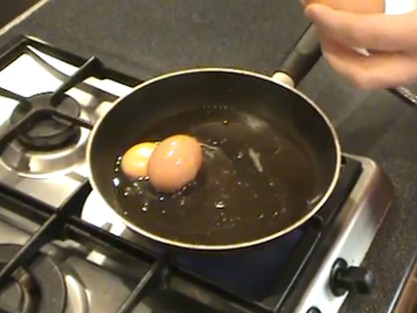Trứng gà nằm trong trứng gà