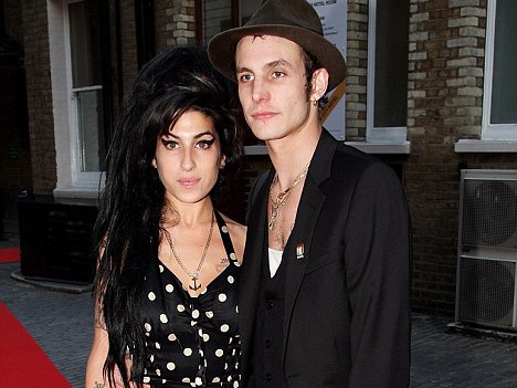 Chồng cũ Amy Winehouse khóc như mưa trong tù