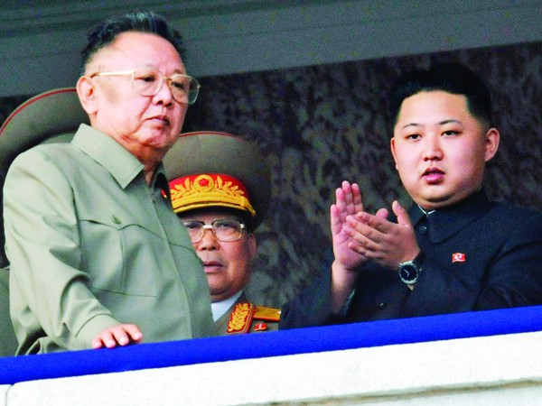 Đại tướng Kim Jong-un (phải) sẽ “nối nghiệp” được cha và ông nội? Ảnh: vosizneias.com