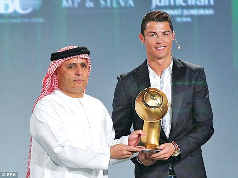 Ronaldo 'tự sướng' cuối năm