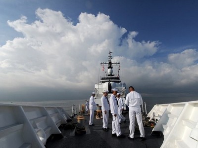 Tàu chiến Philippines đối đầu tàu hải giám và thuyền cá Trung Quốc tại vùng nước nông Scarborough Ảnh: news.malaysia