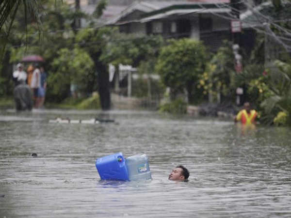 Mưa lớn nhấn chìm Manila