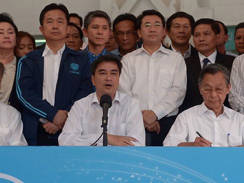 Lãnh đạo Đảng Dân chủ Abhisit Vejjajiva phát biểu trong cuộc họp báo hôm 21/12