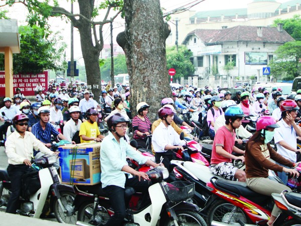Chủ tịch UBND TP Hà Nội yêu cầu, phải xây dựng ngay đề án kiểm soát xe cá nhân. Ảnh: Trọng Đảng