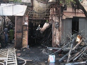 Cảnh tan hoang của ngôi nhà bị cháy. Ảnh: Nguyệt Ánh (Vietnam+)