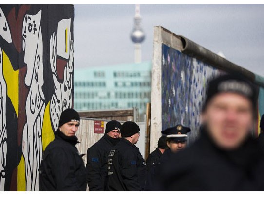 Cảnh sát canh gác xung quanh bức tường Berlin