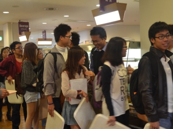 Sinh viên Nhật xếp hàng mua đồ ăn của du học sinh VN