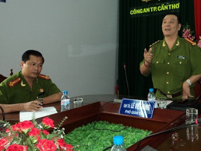 Ông Lê Việt Hùng (đứng) và ông Nguyễn Văn Thuận tại cuộc họp báo