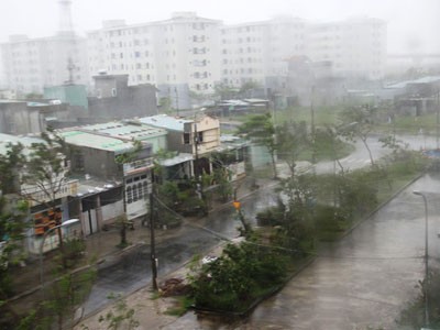 Bão Haiyan tiến sát miền Trung, ba người chết và hàng chục người bị thương