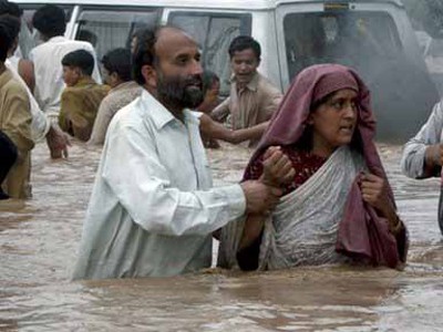 Nhà cửa bị ngập, người dân Pakistan sơ tán