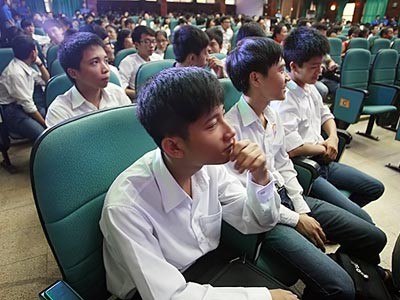 Thủ khoa Nguyễn Hữu Tiến trầm tư tại lễ khai giảng